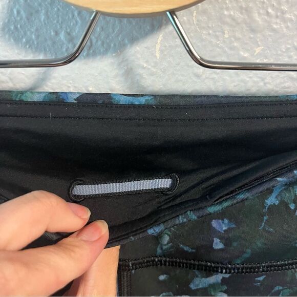 Lululemon Run: Top Speed Crop *Full-On Luxtreme
Floral Backdrop Blue Denim Multi - Picture 8 of 12